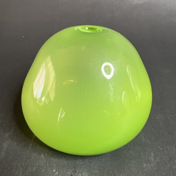 Laura Kramer LBK Studios Bud Vase – Hand Blown Spring Green Glass, Signed &Dated - Picture 5 of 6